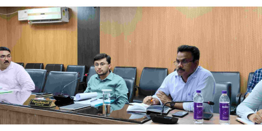 विद्यालयों में योजनाओं का ससमय क्रियान्वयन सुनिश्चित करने हेतु जिलाधिकारी की बैठक
